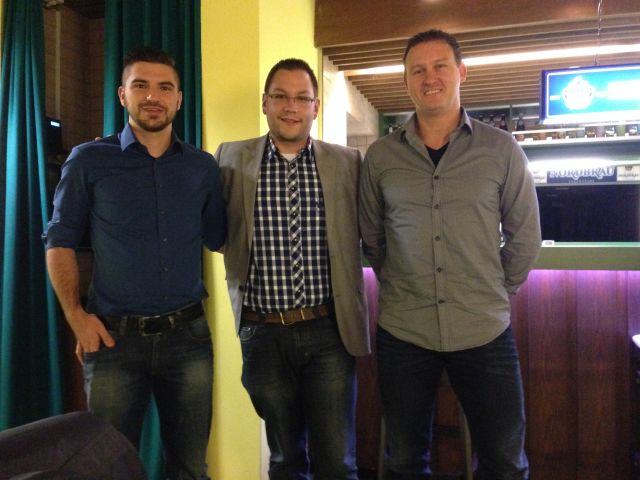 v.l.n.r: Alexander Gelbling (Abteilungsleiter), Christian De Lapuente (Vorstandsvorsitzender) und Roland Danhauser (Cheftrainer) 